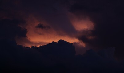 Toma de lejos de unas bellas nubes de color naranja o rojo en un cielo de color azul durante el atardecer