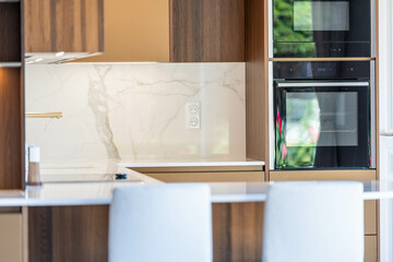 Cuisine moderne avec crédence en marbre et électroménager encastré