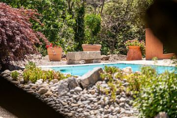 Jardin d’inspiration méditerranéenne avec aménagement minéral et piscine