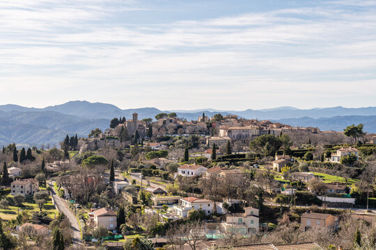 Vue panoramique sur Cabris, village perch&eacute; de l&rsquo;arri&egrave;re-pays de la C&ocirc;te d&rsquo;Azur, Alpes-Maritimes, France