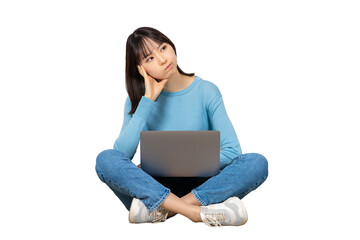 パソコンを使いながら悩む女性（背景透過PNG）