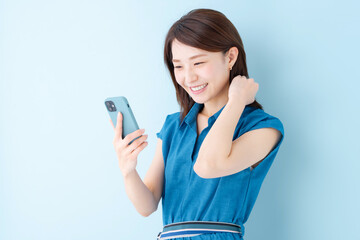 スマホ　女性　ブルーバック