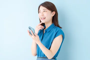 Fotobehang スマホ　女性　ブルーバック © naka