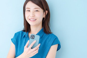 スマホ　女性　ブルーバック