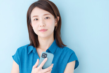 スマホ　女性　ブルーバック