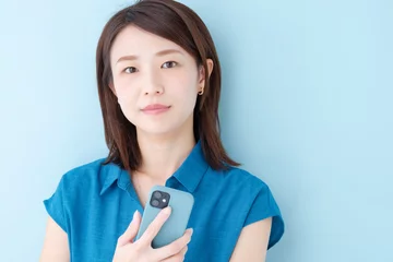 Fotobehang スマホ　女性　ブルーバック © naka
