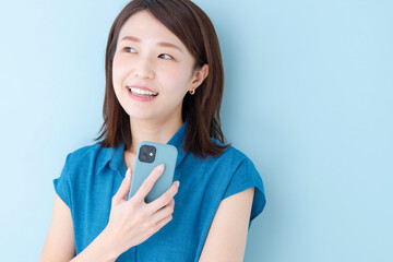 スマホ　女性　ブルーバック