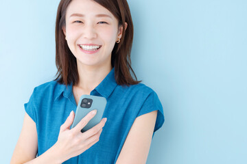 スマホ　女性　ブルーバック