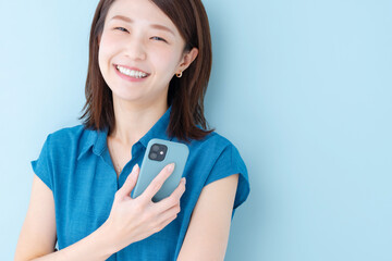 スマホ　女性　ブルーバック