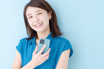 スマホ　女性　ブルーバック