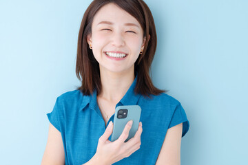 スマホ　女性　ブルーバック