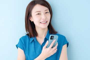 スマホ　女性　ブルーバック