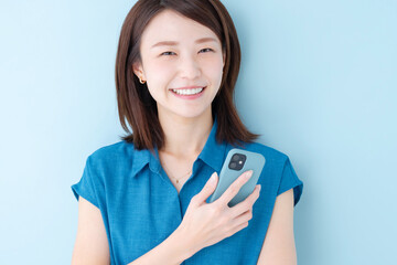 スマホ　女性　ブルーバック