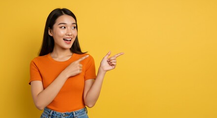 黄色背景笑顔女性 指差し紹介