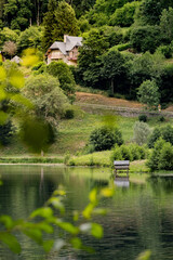 maison isolée au loin avec vue sur le lac de Loudenvielle, en Haute-Pyrénées, Occitanie, France