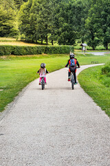 un duo frère/sœur faisant un tour de Vélo à Loudenvielle, en Haute Pyrenée, Occitanie, France ...
