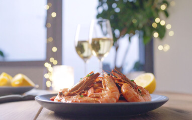 plat de crevettes et ambiance festive