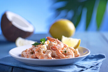 assiette de crevettes, noix de coco et citron, sur la plage