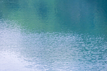 初夏の湖水に木々が色を映す10