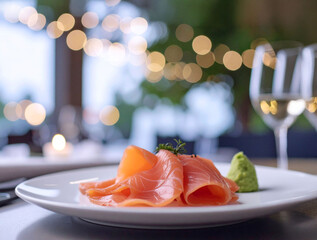 tranches fines de saumon sur assiette festive
