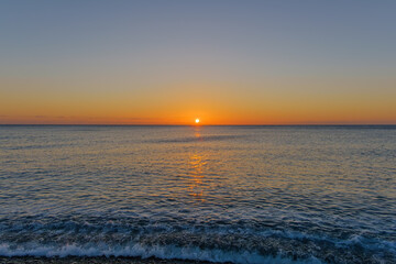 太平洋に昇る朝日と穏やかな波