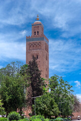Obraz premium el hermoso alminar de la mezquita Koutoubia en la ciudad de Marrakech, Marruecos