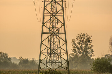 słupy linii elektroenergetycznej w polu