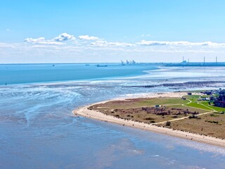Luftbild vom Strand nahe Schillig am Nationalpark Wattenmeer, Jade-Weser-Port im Hintergrund, Horumersiel, Wangerland, Friesland, Ostfriesland, Niedersachsen, Deutschland