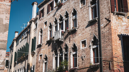 Fototapeta premium Venetian architecture with intricate window designs under clear skies