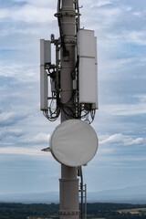 Dispositif d'antenne-relais pour la téléphonie mobile