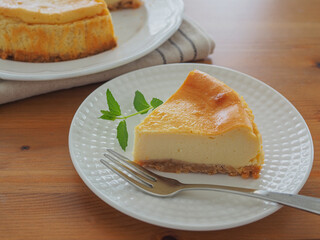 カットした手作りのベイクドチーズケーキ