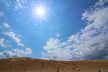 真夏の太陽と砂丘の風景
