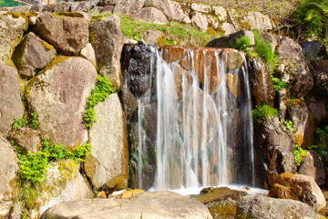 綺麗な滝の水の壁