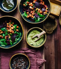 Ensalada de remolacha con hojas verdes, maíz, garbanzos con especias, bulgur, alcaparras y...