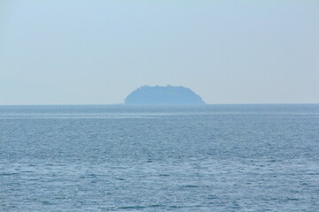 遠くに望む島