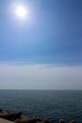 眩しい太陽と広がる海