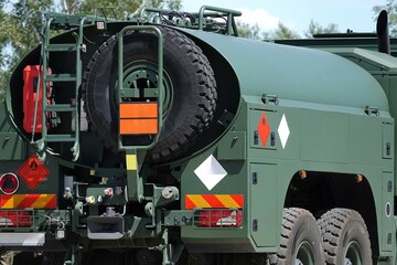 Wojskowa cysterna widziana z tyłu z kołem zapasowym