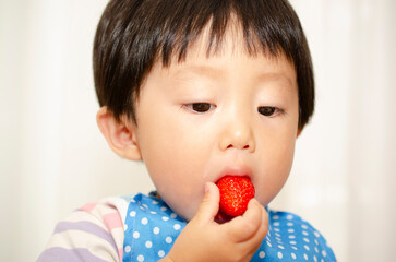 苺を食べる子供