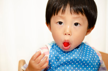 苺を食べる子供