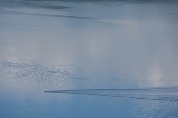 水面を裂き進むボート
