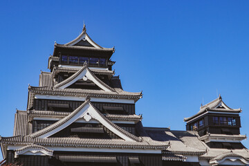 Fototapeta premium Kumamoto Castle under Clear Blue Sky, Japan