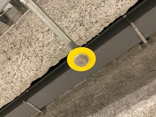 インダストリアル感漂うスプリンクラーと天井。