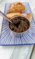 plat de tapenade et croutons de pain pour l'apéritif