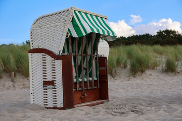 Ein Strandkorb am Strand der Ostsee.