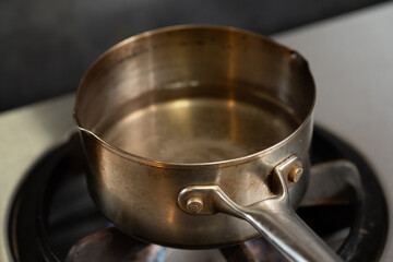 小さい鍋でお湯を茹でるところ