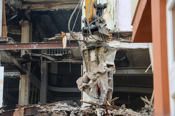 Ein altes Kaufhaus das baufällig war, wird abgerissen.