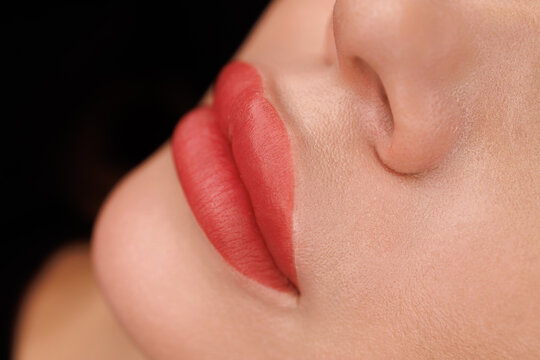 Well-executed PMU on lips with sharp lines and even coloring, ideal skin finish.