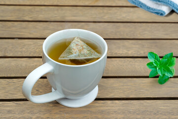 tasse de thé infusion menthe sur table en bois