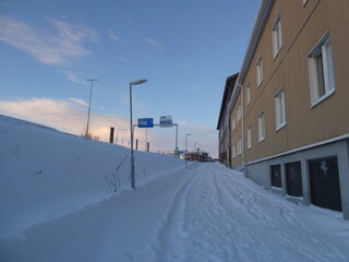 Calle nevada al amanecer en Kiruna, Suecia

