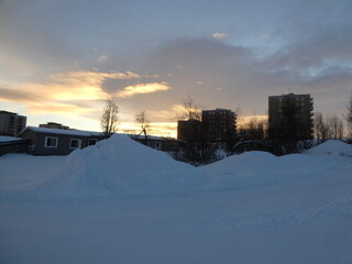 Calle nevada al amanecer en Kiruna, Suecia

